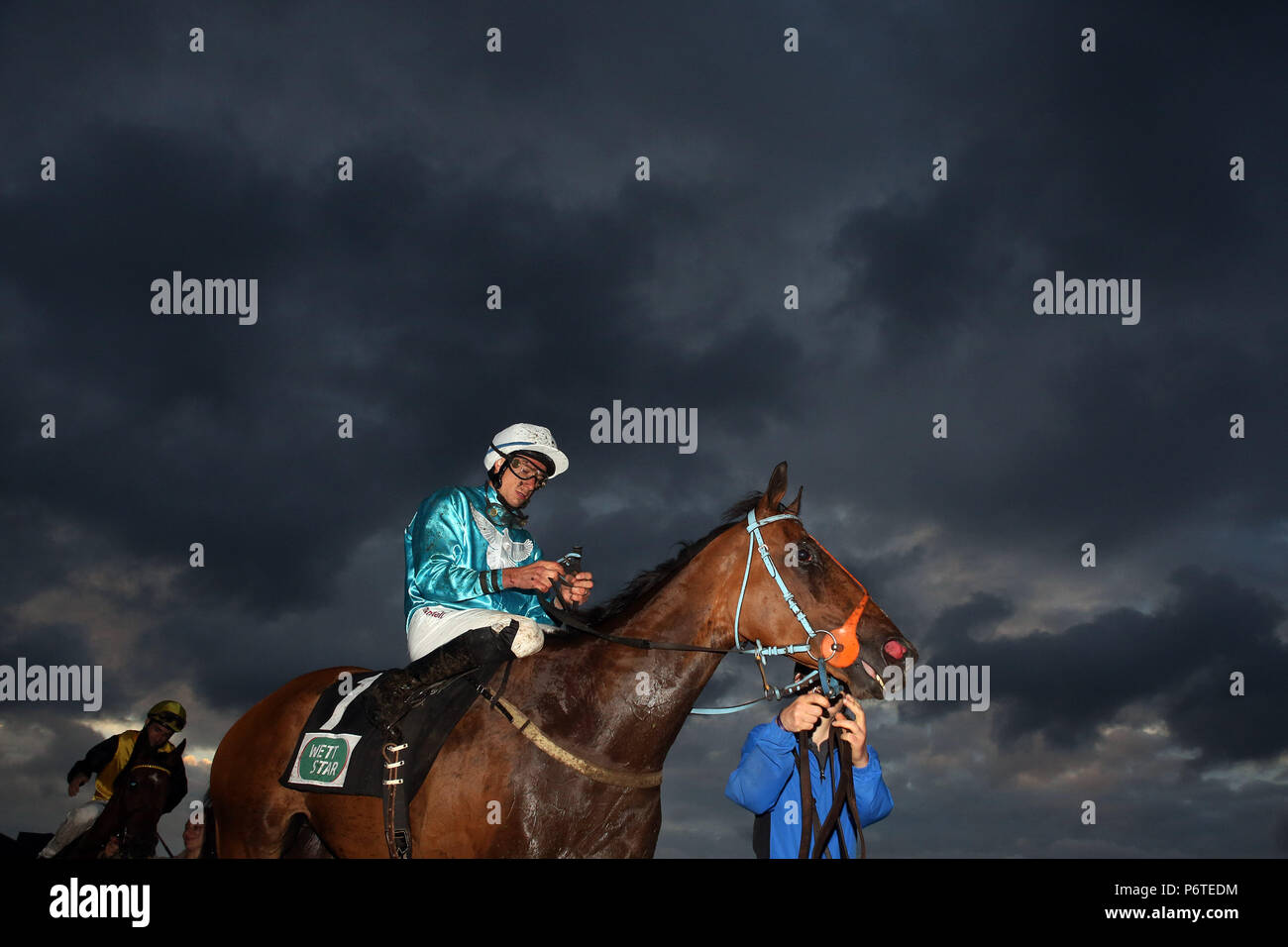 Hambourg, horse and jockey en face de the storm clouds Banque D'Images