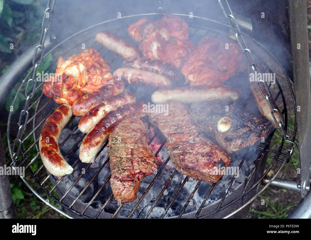 Hambourg, la viande et les saucisses sont cuites sur un grill Banque D'Images
