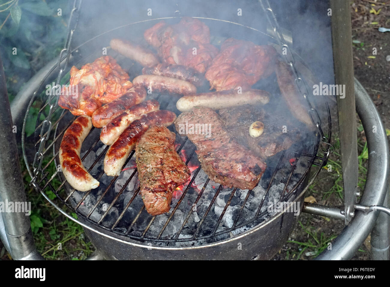 Hambourg, la viande et les saucisses sont cuites sur un grill Banque D'Images