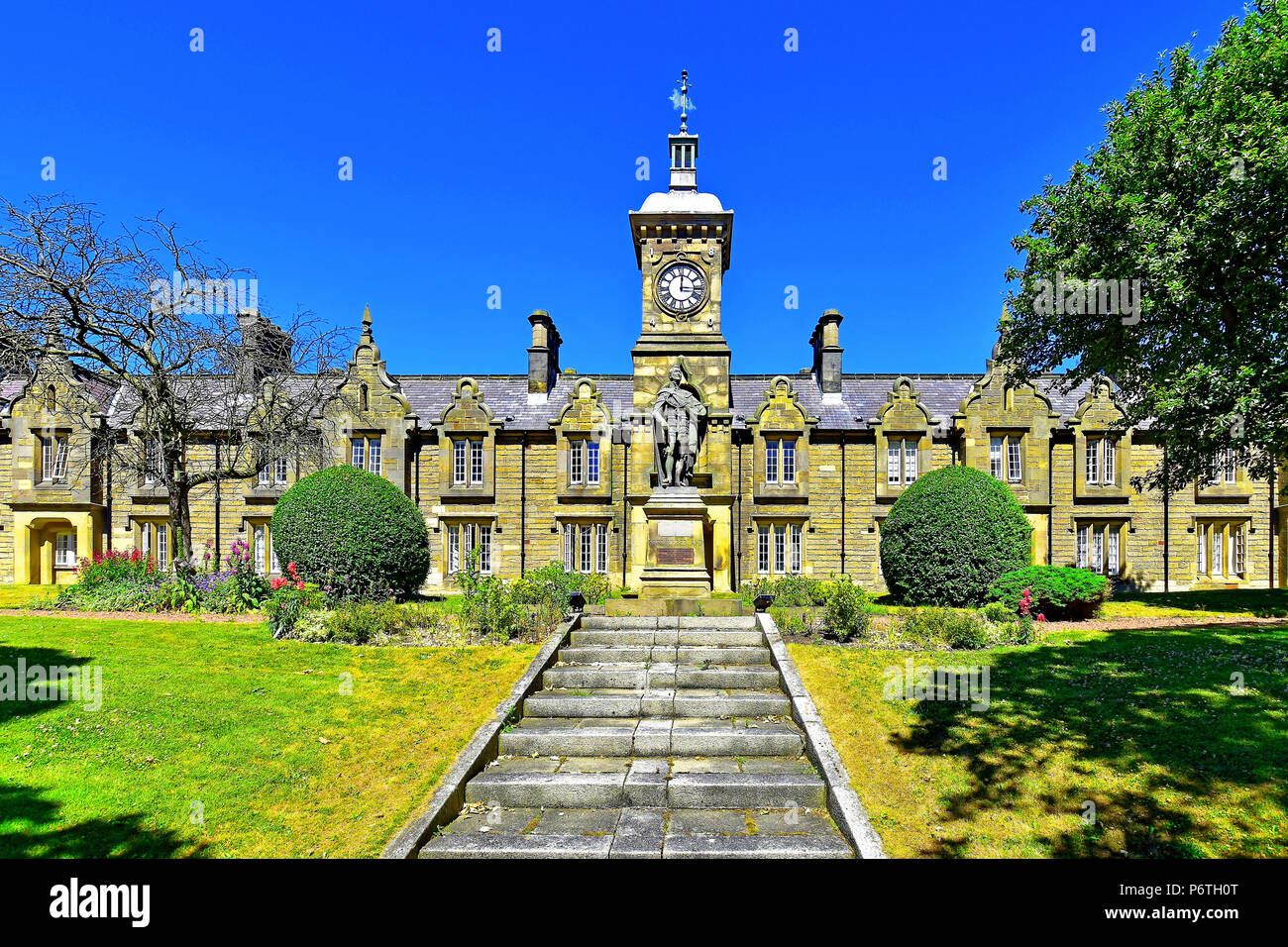 Les navigateurs Accueil Tynemouth, avec une statue du duc de Northumberland Banque D'Images