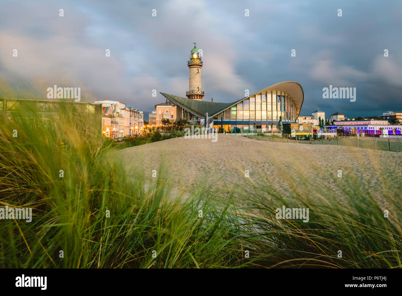 WarnemÃ¼Nde, Rostock, côte de la mer Baltique, Mecklembourg-Poméranie-Occidentale, en Allemagne. Phare et Teepott bâtiment. Banque D'Images