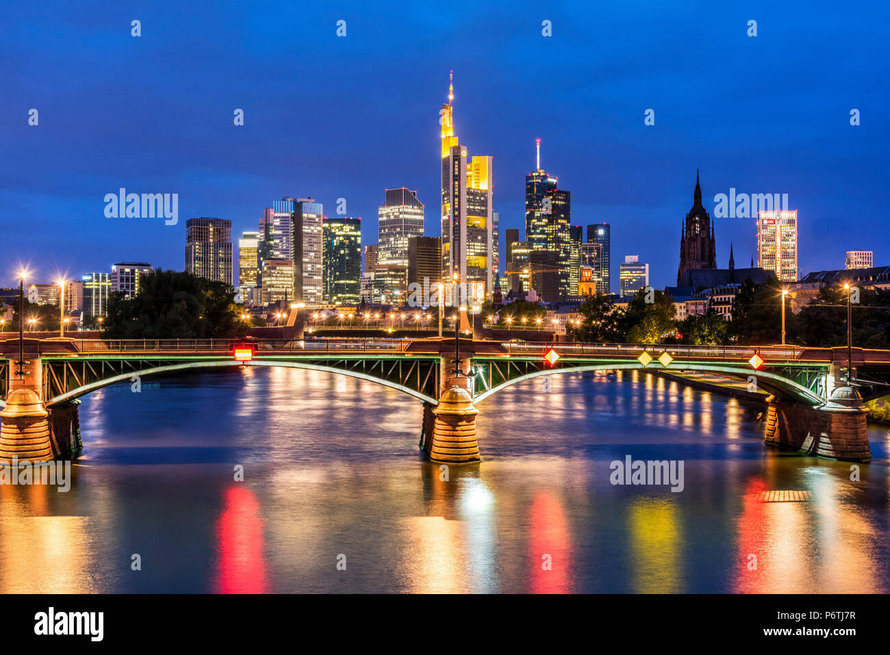 Vue de nuit du quartier financier d'horizon, Francfort, Hesse, Allemagne Banque D'Images