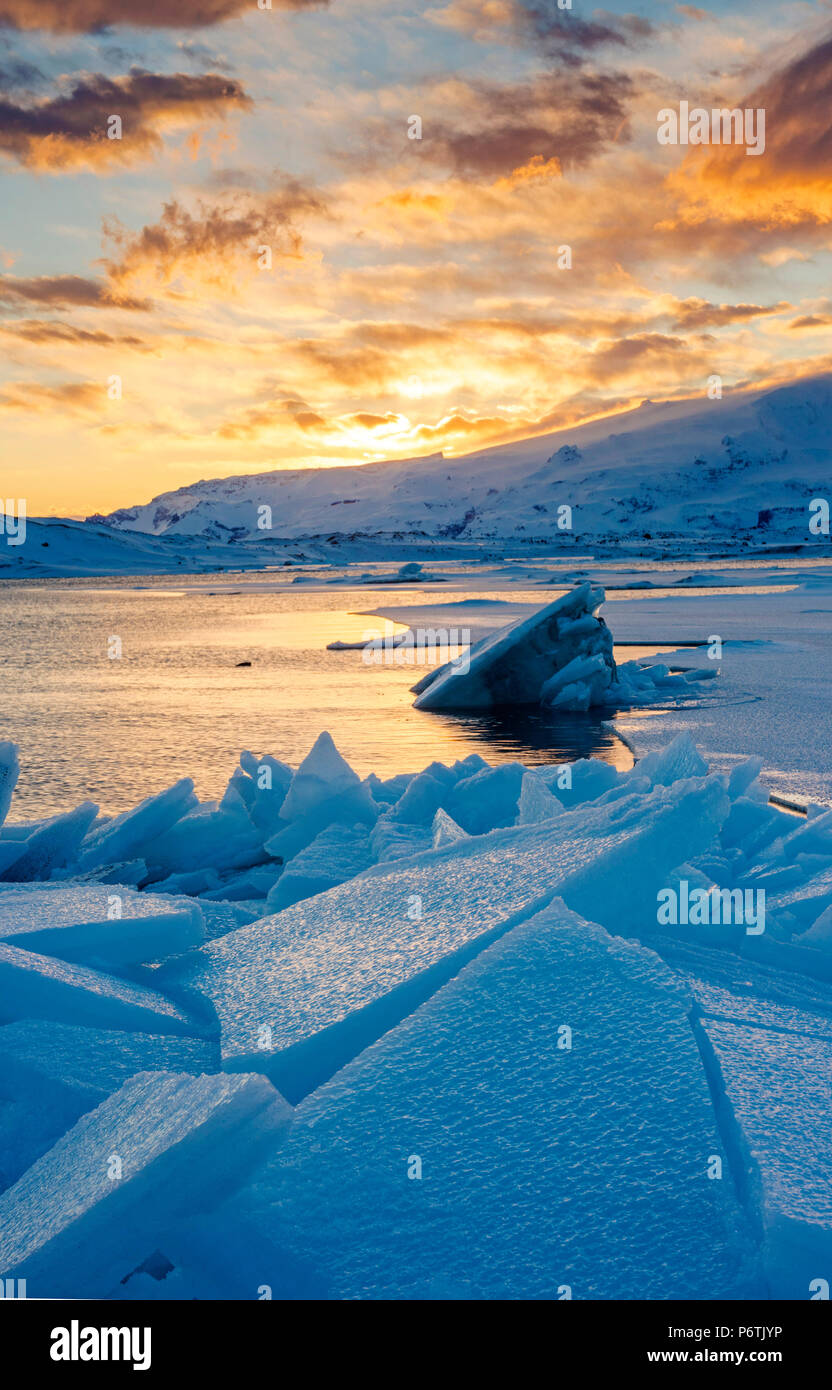 Glacier jökulsárlón lagoon, Iceland, Europe. Blocs de glace dans la lagune gelée sur un coucher de soleil d'hiver. Banque D'Images