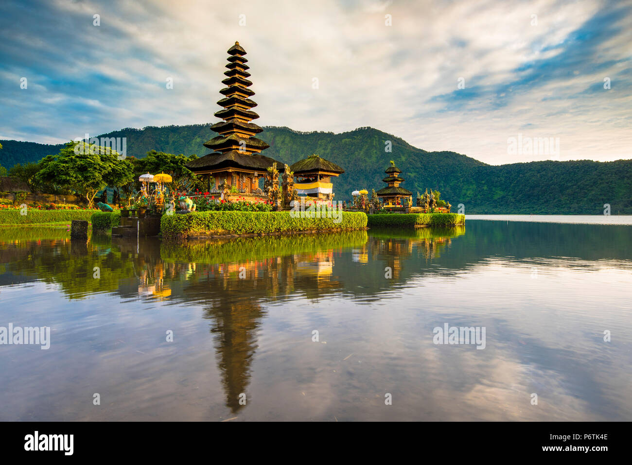 Bali, Indonésie, Asie du Sud Est. Pura Ulun Danu Bratan temple de l'eau au bord du lac Bratan. Banque D'Images