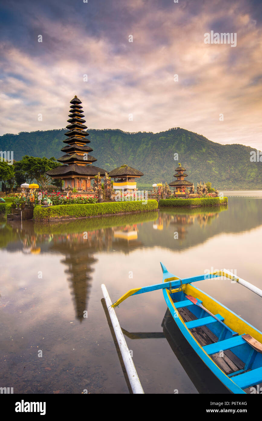 Bali, Indonésie, Asie du Sud Est. Le Pura Ulun Danu Bratan temple de l'eau et d'un canot traditionnel indonésien (cadik ou jukung) amarré sur le lac Bratan. Banque D'Images