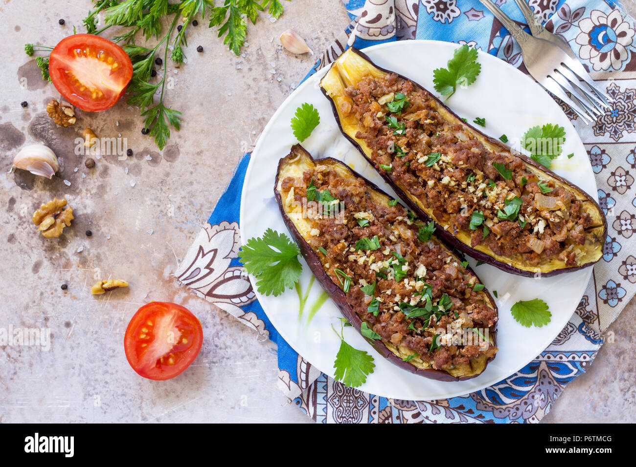 Aubergines au four avec de la viande, légumes et noix. Traditionnels ou plat arabe. Banque D'Images