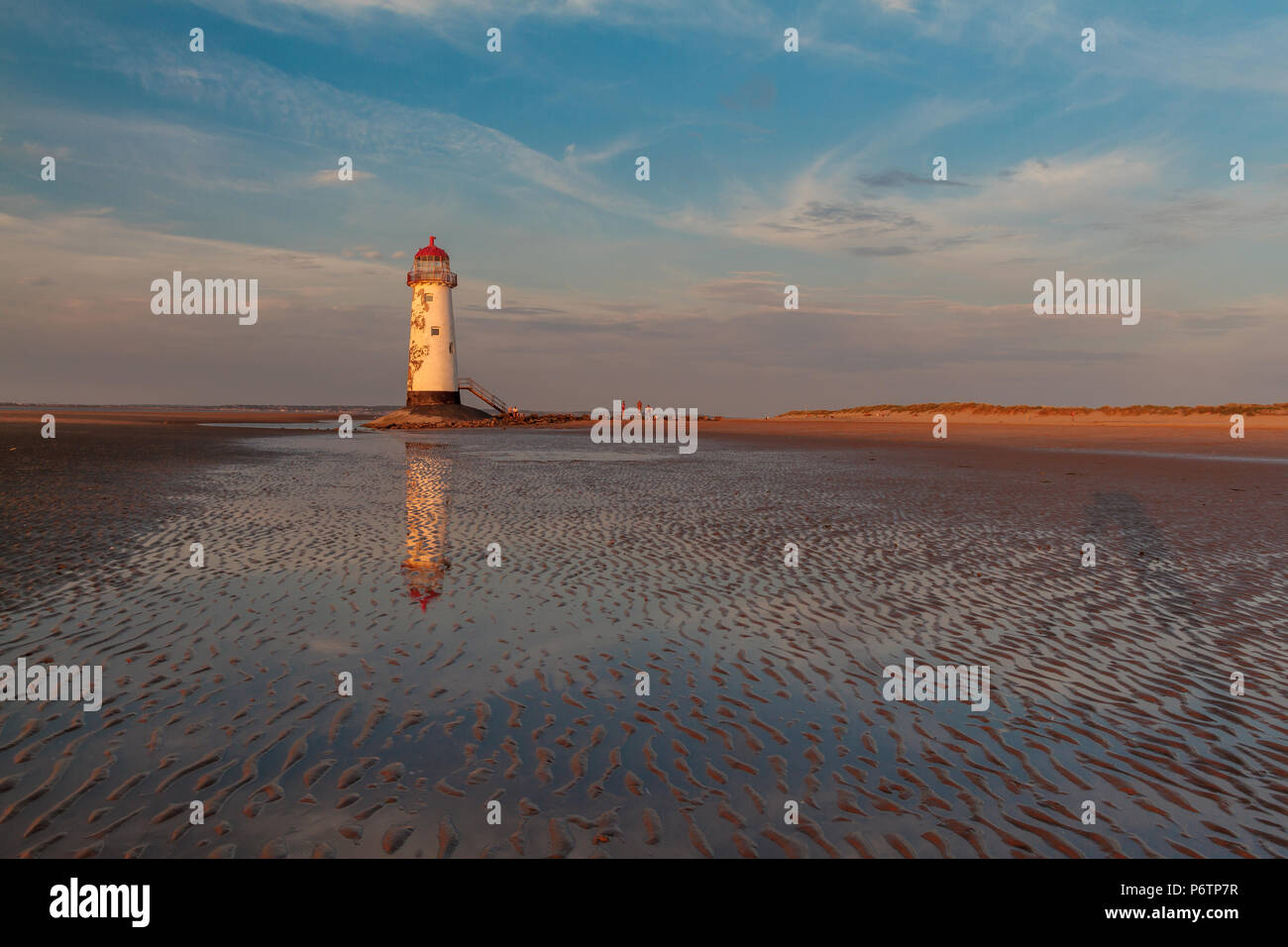 Lumière du soir au point d'Ayr (phare de Talacre), sur la côte nord du Pays de Galles Banque D'Images