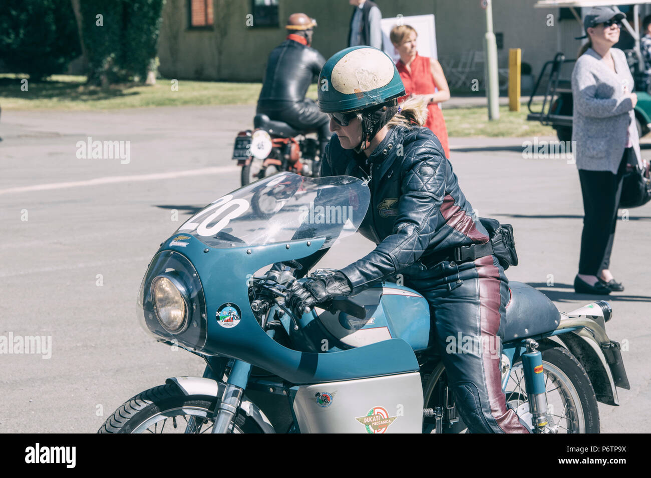 Vintage Woman riding a motorcycle Ducati au festival du volant moteur. Centre du patrimoine mondial de Bicester. L'Oxfordshire, Angleterre. Vintage filtre appliqué Banque D'Images