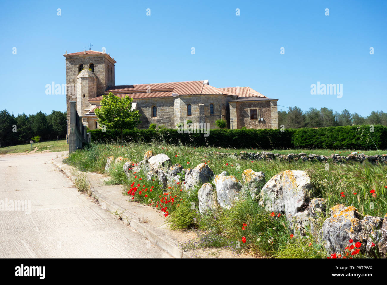 L'église de San Cristobal dans le village espagnol de Pradanos De Ojeda, Palencia Espagne Banque D'Images