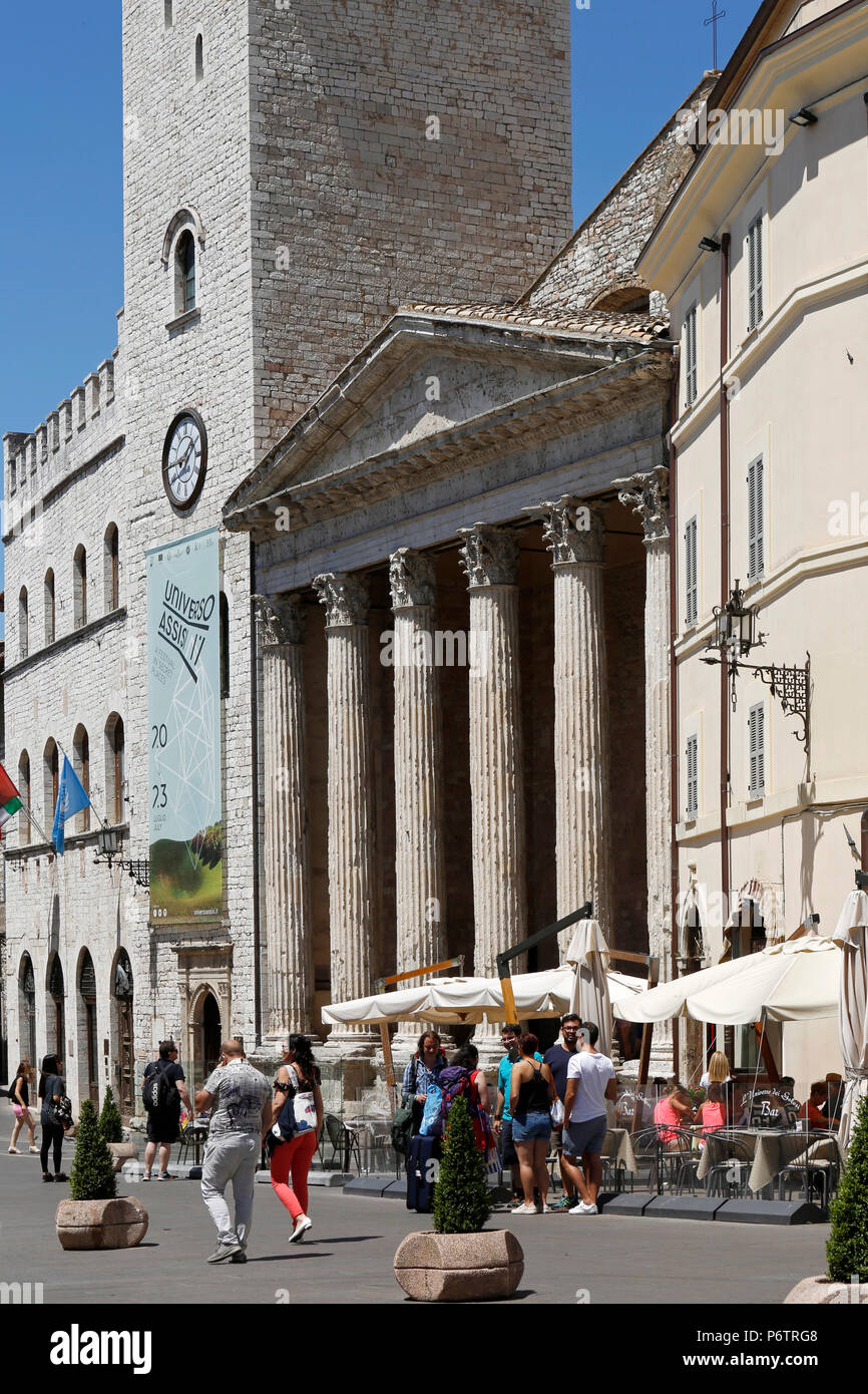 Église Santa Maria sopra Minerva, la Piazza del Comune, façade, assise, Ombrie, Italie, Europe Banque D'Images