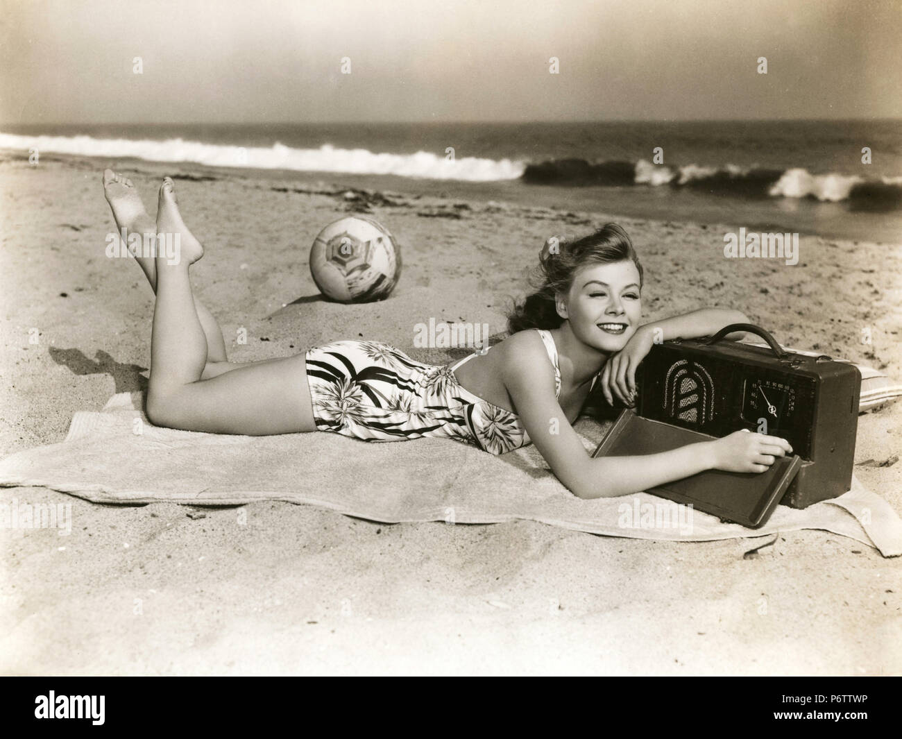 Danseuse et actrice Vera-Ellen américain sur la plage, 1940 Banque D'Images