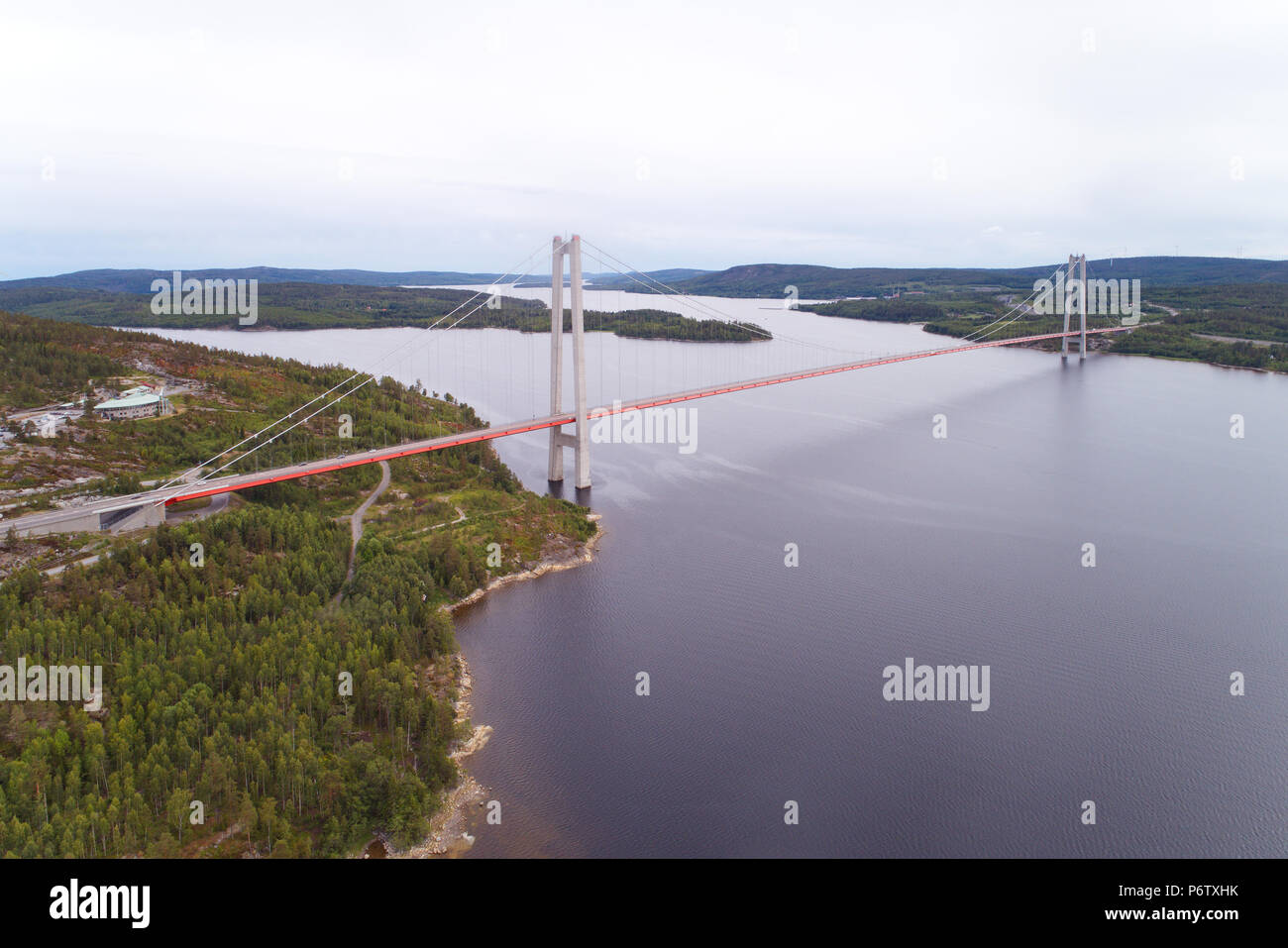 Vue aérienne du Nord de la haute-côte suédoise pont suspendu au-dessus de la rivière. Angermanalven Banque D'Images