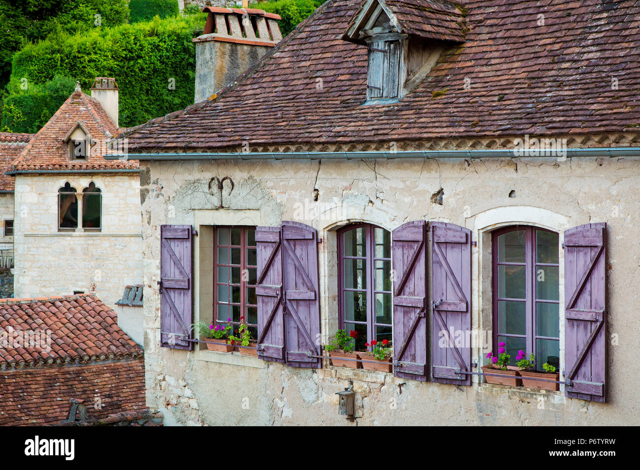 Volets violet sur home à Saint-Cirq-Lapopie, Midi-Pyrenees, France Banque D'Images