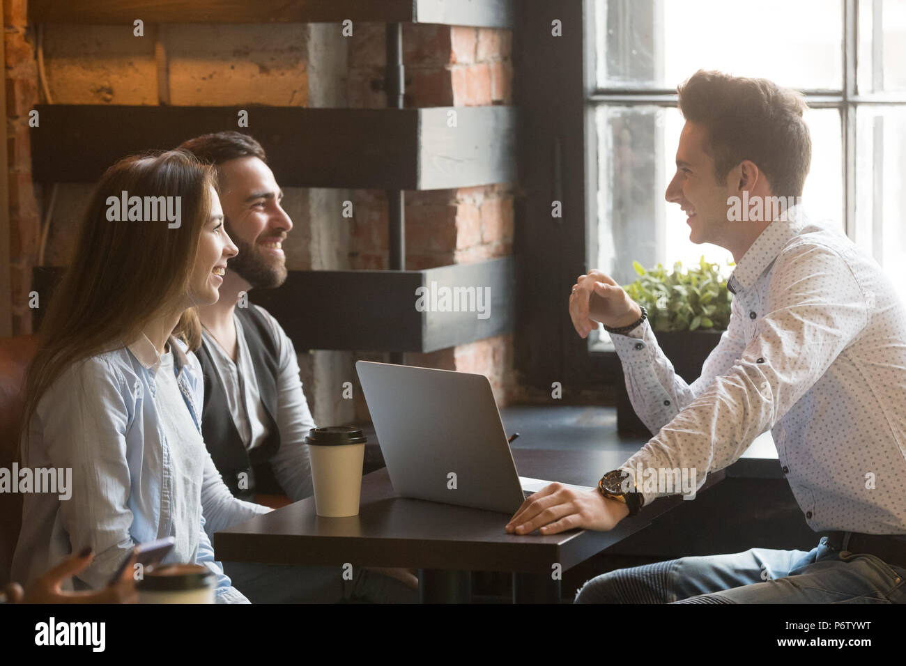 Architect consulting heureux couple millénaire dans le café sh Banque D'Images
