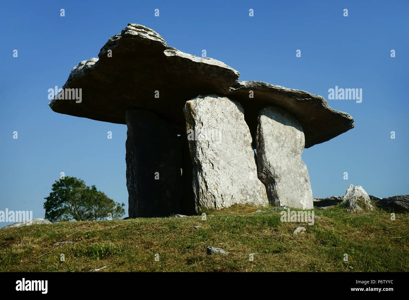 Tombe mégalithique, Dolmen de Poulnabrone, le Burren, comté de Clare, Irlande Banque D'Images