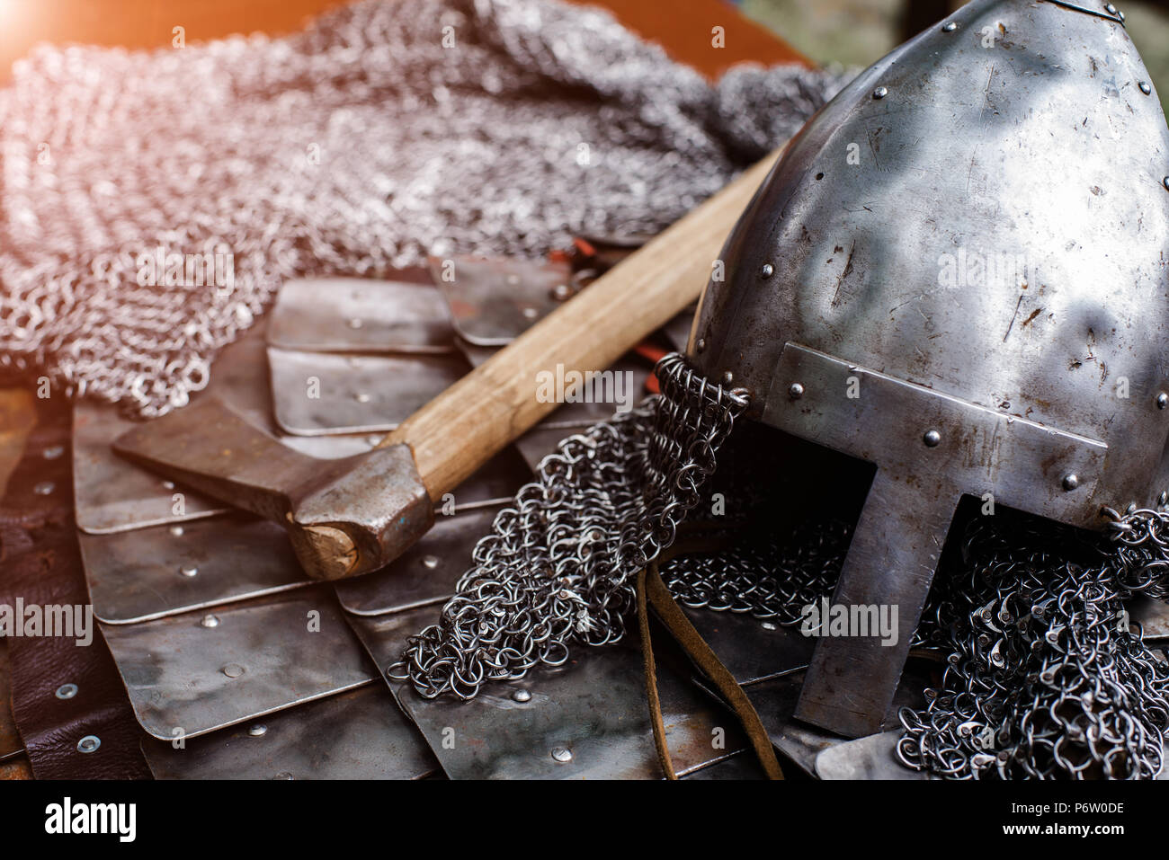 Casque de fer en armure et hache avec une faible profondeur de champ Banque D'Images