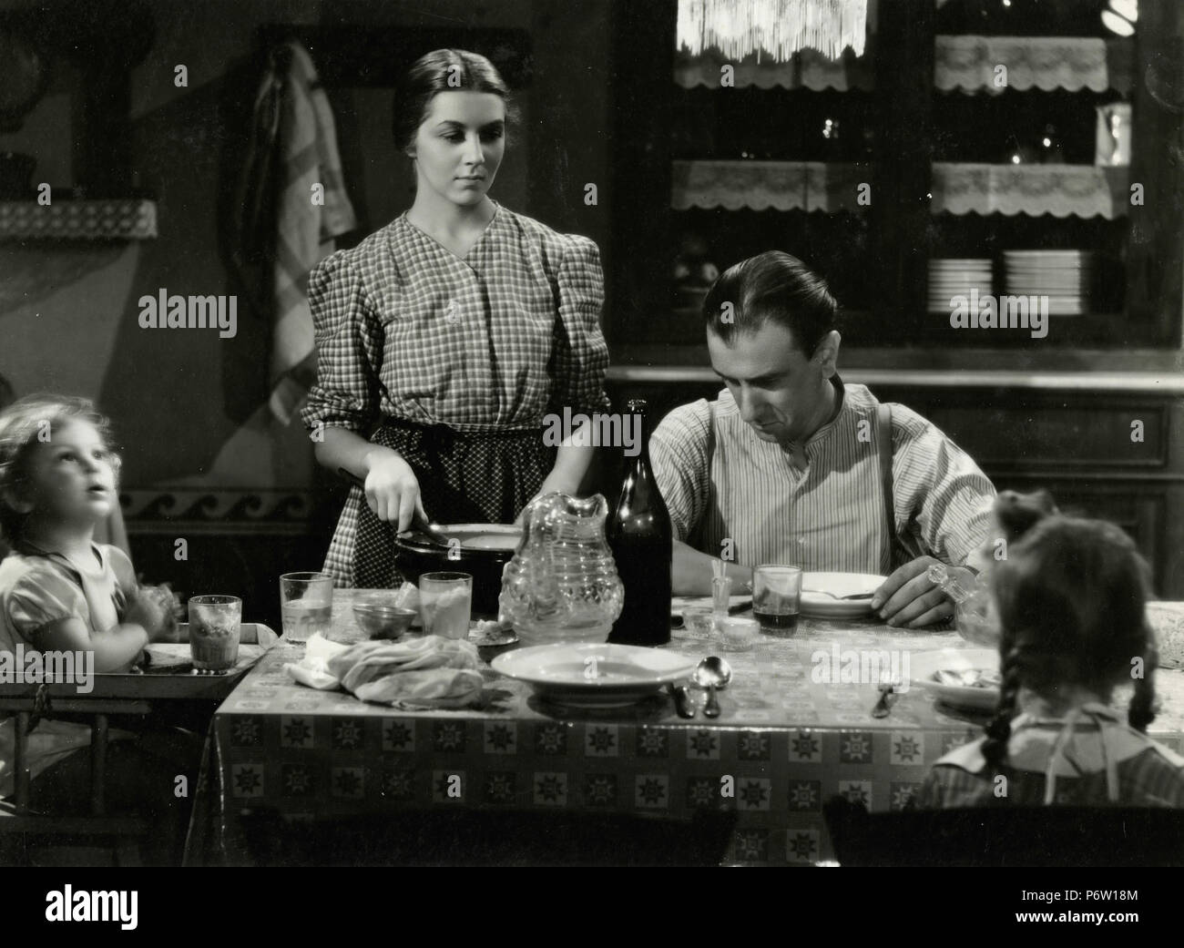 Famille pauvre à la table de dîner : film non identifié, probablement néoréalisme italien, 1960 Banque D'Images