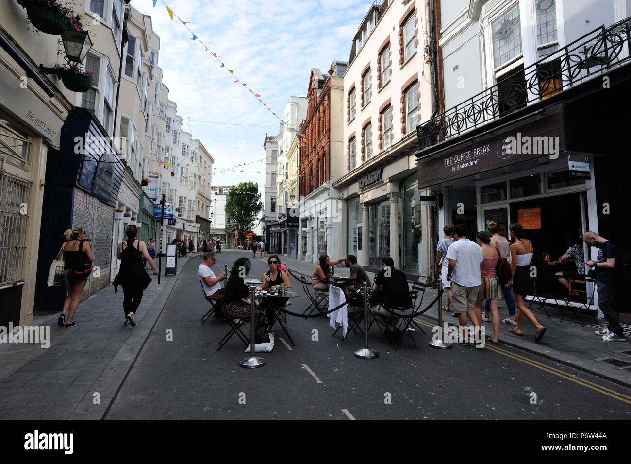 Vous pourrez dîner en plein air au milieu de la rue à Brighton, ville balnéaire d'Anglais, Brighton & Hove, East Sussex, England, UK Banque D'Images