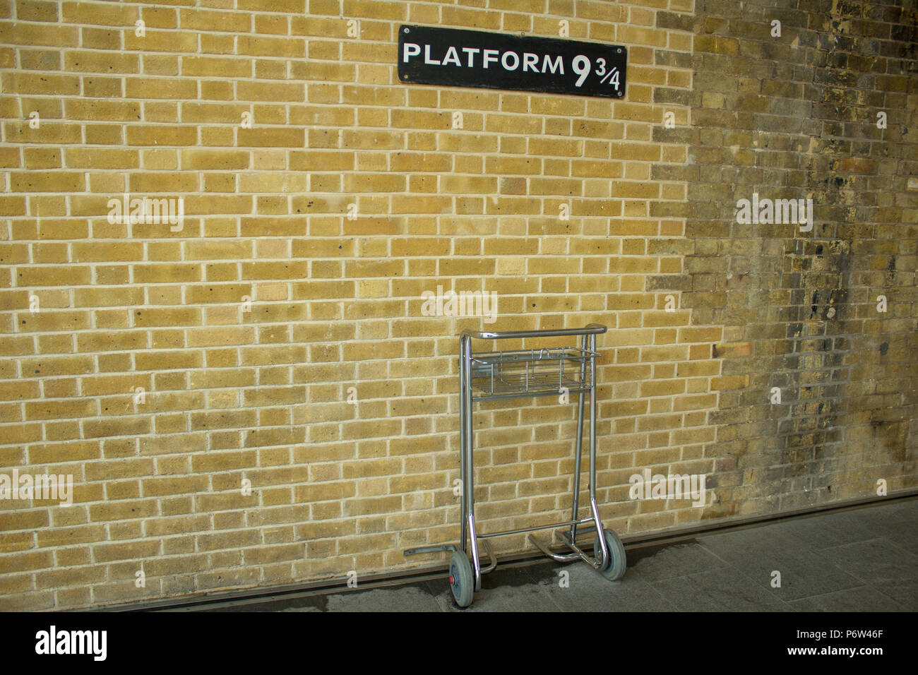 La plate-forme de Harry Potter 9 3/4 à la gare de Euston, Londres Banque D'Images