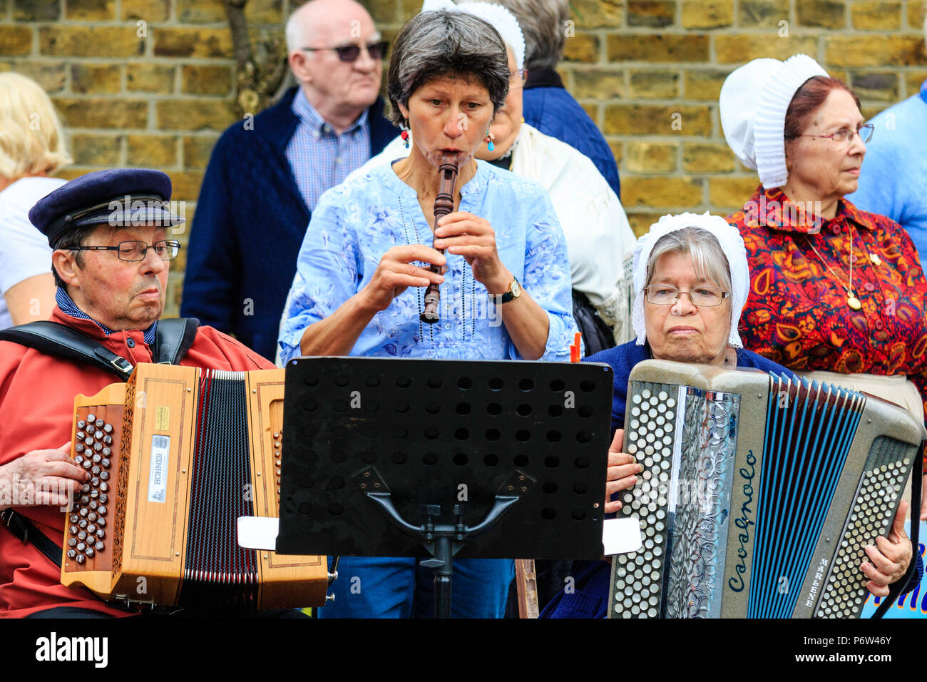 Trois musiciens français à l'accordéon et clarinette portant des costumes  traditionnels, l'homme en costume de marin du 19ème siècle, les femmes en  matelote costume Photo Stock - Alamy