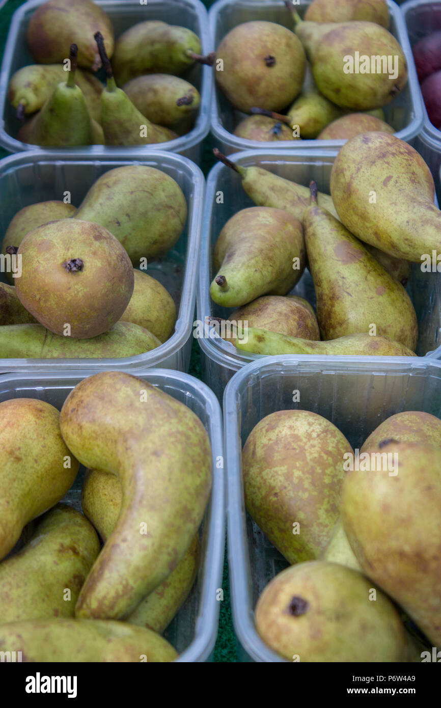 Poires de barquettes à vendre at a market stall à Brixton, Londres Banque D'Images