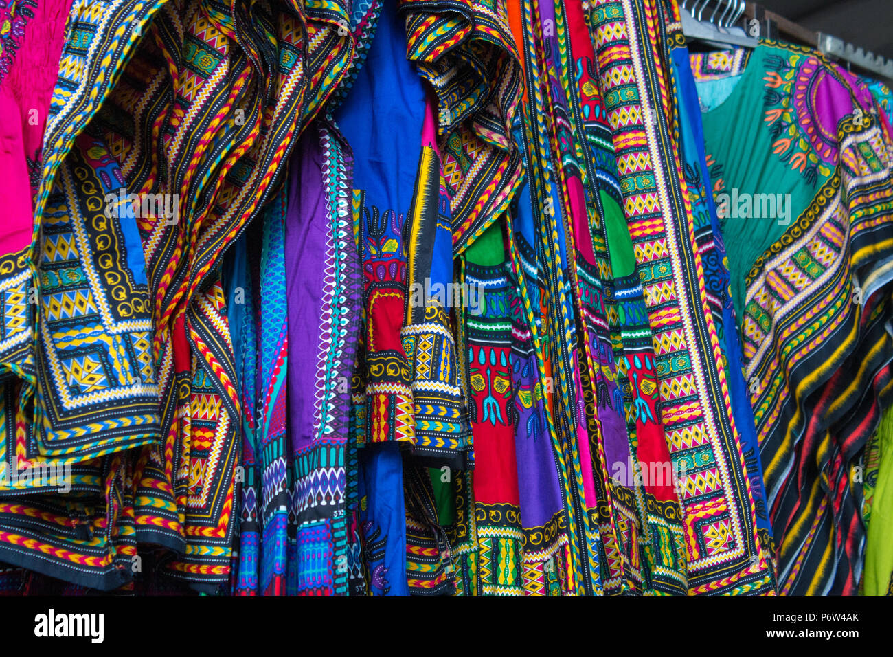 Chemises et robes africaines colorées à la vente à un marché à Brixton. Banque D'Images