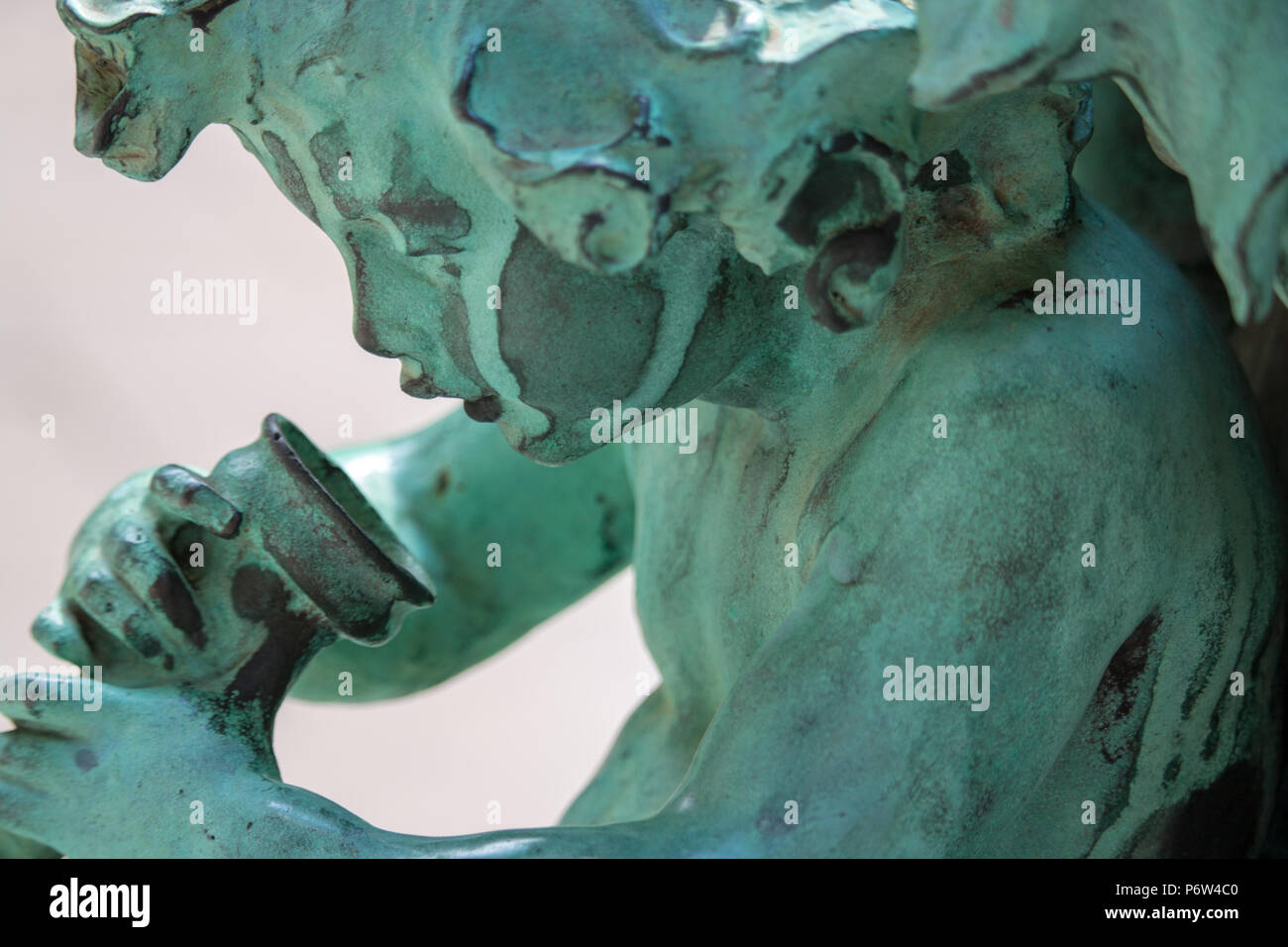 L'âge du téléphone est arrivé ! Une sculpture en bronze de William Frith d'argent dans l'avant-cour du Temple deux Palace Banque D'Images