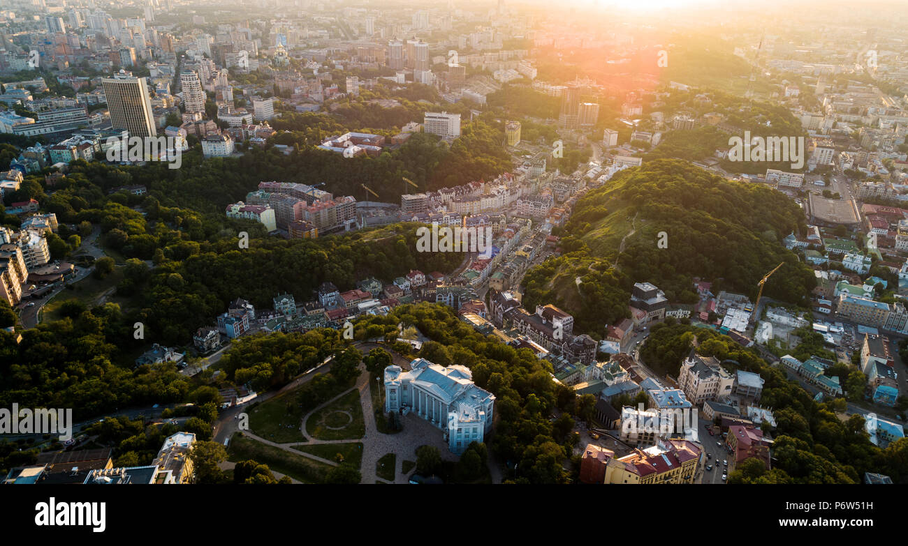 Vue panoramique aérienne à la descente Andreevsky au coucher du soleil avec l'Eglise de Saint-André et Emerald Hills Banque D'Images