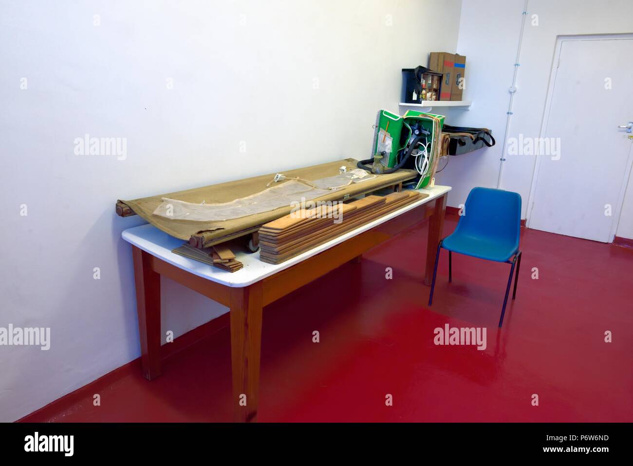 Prix de sauvetage secourisme,couvercle Coffin,brancard Geevor tin mine museum,Pendeen,West Penwith, Cornwall, Angleterre, Royaume-Uni, Banque D'Images