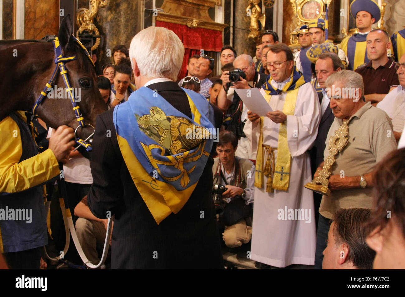 Sienne, ITALIE - 16 août 2008 : bénédiction d'un cheval avant le Palio de Sienne, Italie Banque D'Images