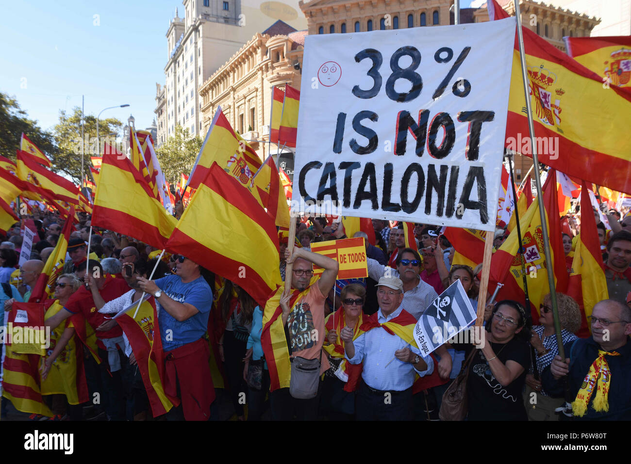 29 octobre 2017 - Barcelone, Espagne : Des centaines de milliers de manifestants opposés à l'indépendance catalane dans les rues de Barcelone, deux jours après que le Parlement Catalan a voté en faveur d'une déclaration unilatérale d'indépendance. Manifestation de masse des Catalans s'oppose à la sécession, un deux jours apres la déclaration unilaterale d'independance votee par le parlement catalan. *** FRANCE / PAS DE VENTES DE MÉDIAS FRANÇAIS *** Banque D'Images