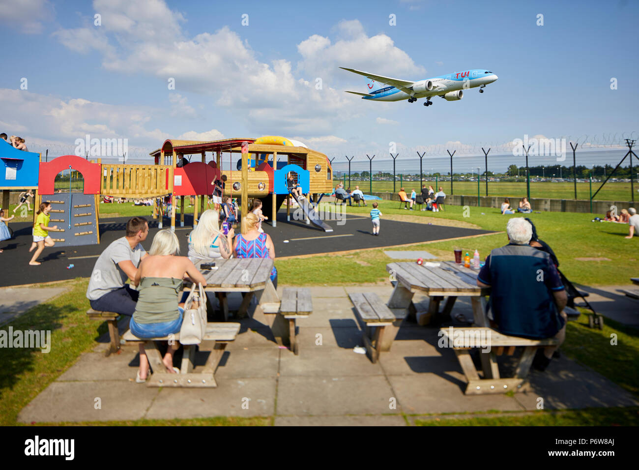 L'aéroport de Manchester pub bière pub Robinson jardin et aire de jeux de la famille d'escalade et de l'atterrissage des avions Banque D'Images