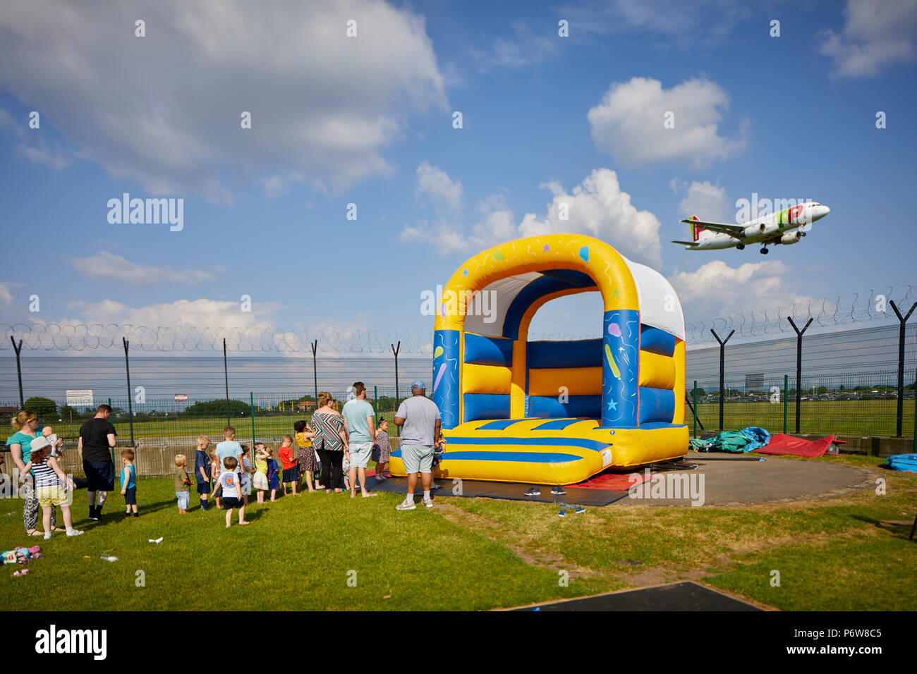 L'aéroport de Manchester pub bière pub Robinson jardin et aire de jeux de  la famille d'escalade et de l'atterrissage des avions Photo Stock - Alamy