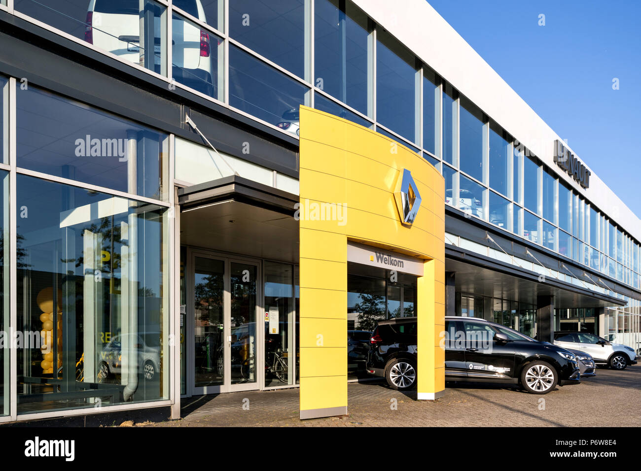 Concessionnaire Renault. Renault est connue pour son rôle dans le sport automobile, en particulier le rallye, la formule 1 et la formule E. Banque D'Images