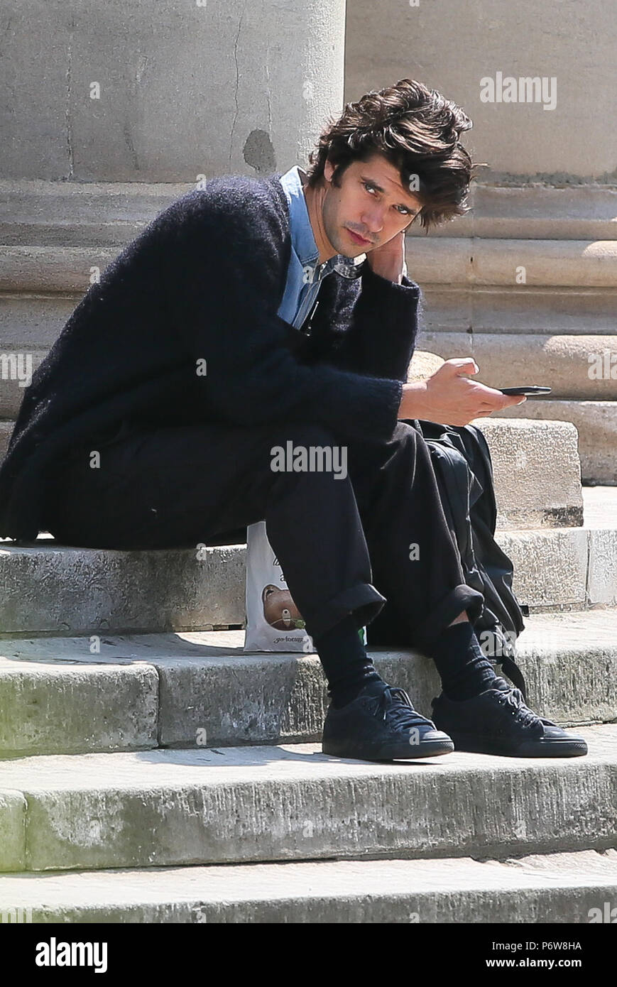 Ben Whishaw vu en train de déjeuner sur les marches de l'Église toutes les âmes, le Langham Place près de Regent Street. Ben est en ce moment à la télévision BBC Drama "un scandale très anglais' avec Hugh Grant. Ben était à la recherche de son téléphone portable tout en ayant un pret A Manager le déjeuner avant de se rendre à pied à pied. Photos prises le 23 mai - London comprend : Ben Whishaw Où : London, Royaume-Uni Quand : 23 mai 2018 Source : WENN.com Banque D'Images