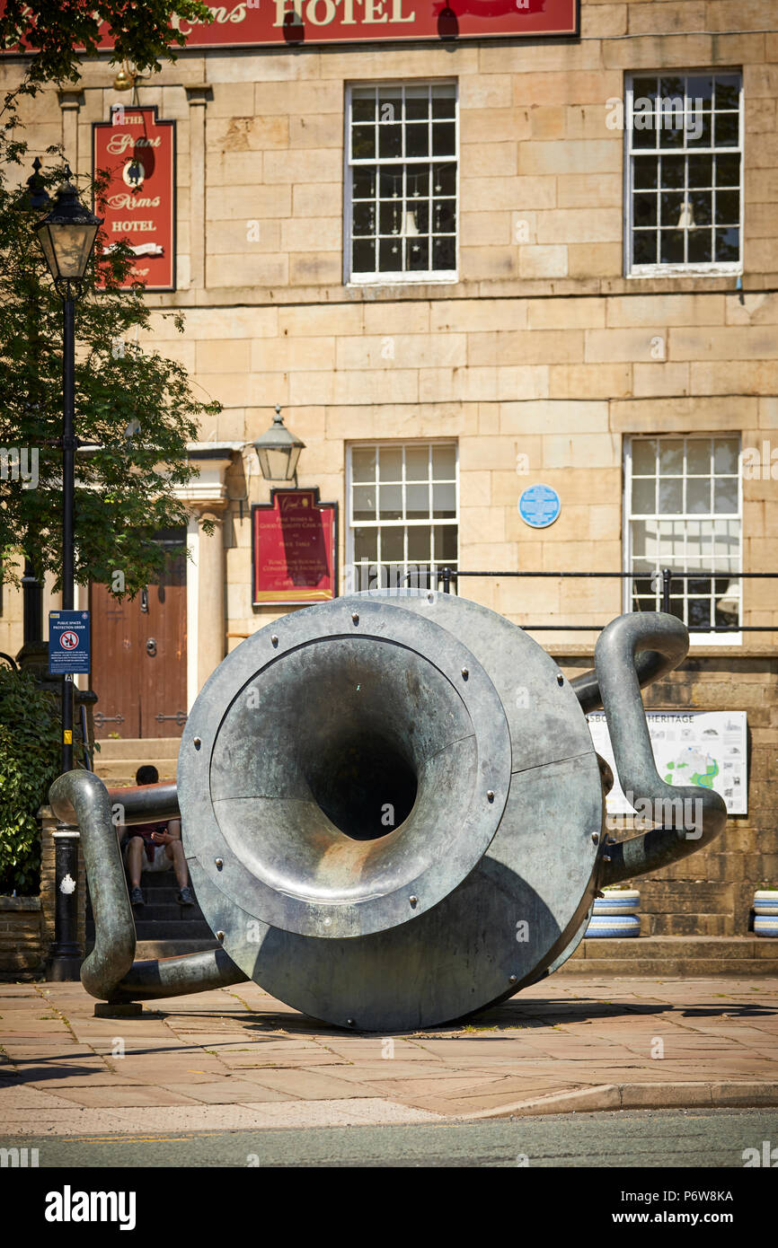 Vase incliné de l'oeuvre de bronze par Edward Allington, partie de l'Irwell Sculpture Trail Bridge Street, Bolton Steer junction , Ramsbottom, village Banque D'Images