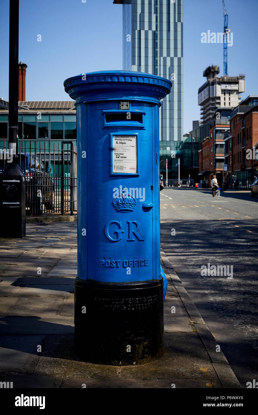 Bleu à l'extérieur Manchester airmail postbox MOSI Banque D'Images