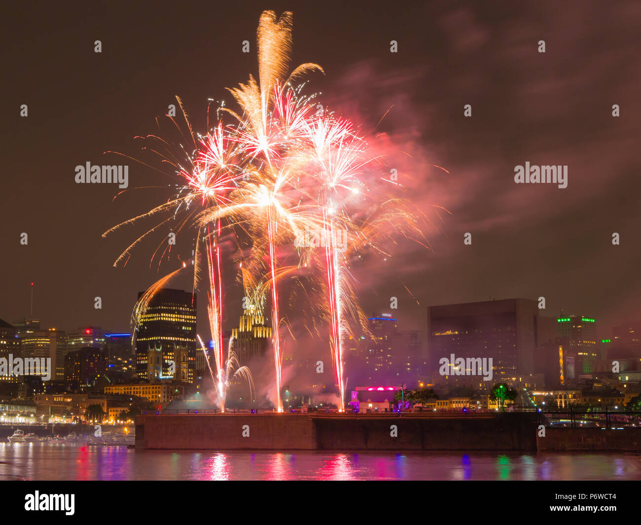 Une longue exposition shot of Fireworks dans le vieux port de Montréal pour  la célébration de la fête du Canada. Montréal, Québec, Canada Photo Stock -  Alamy