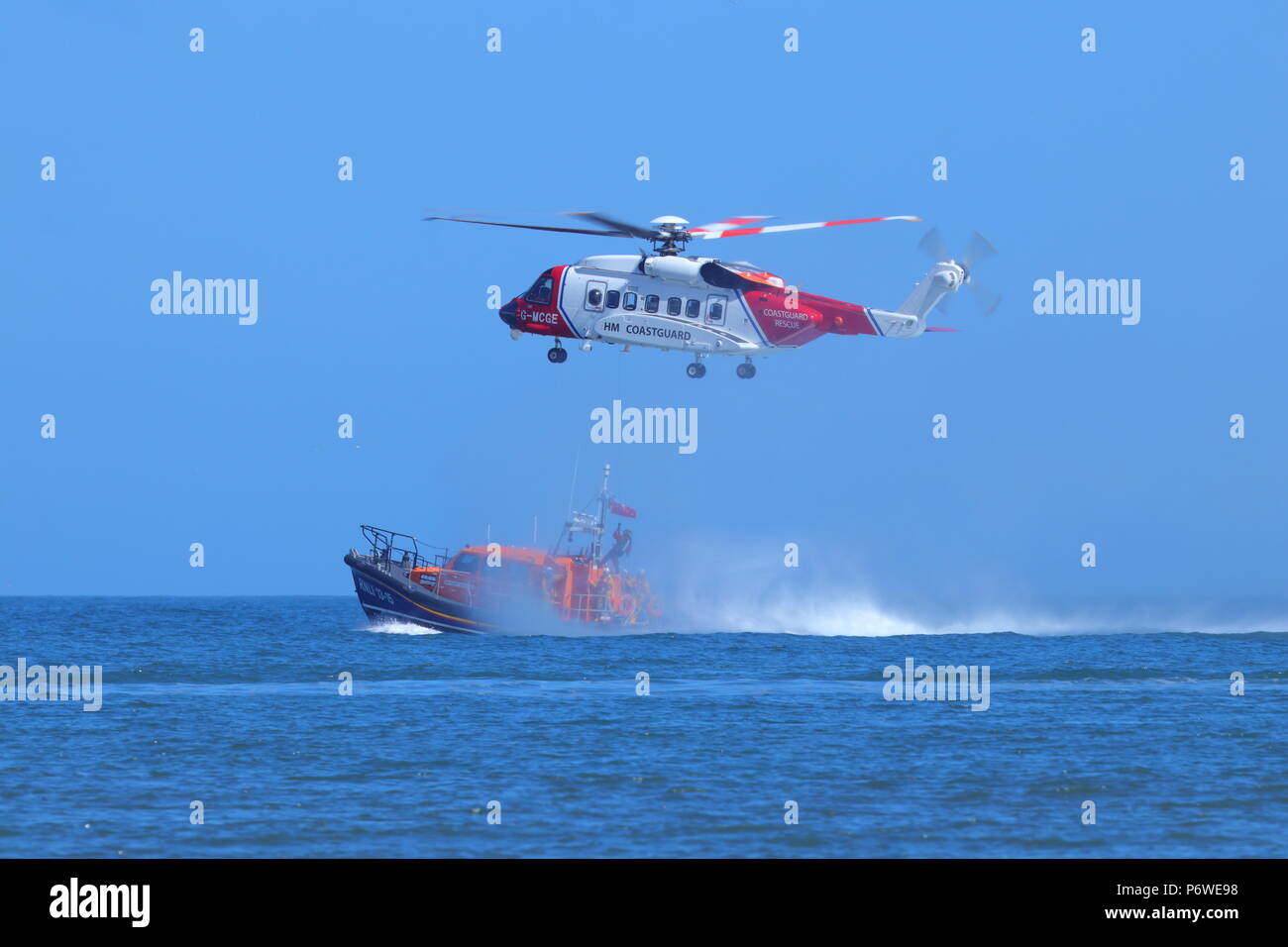 Un hélicoptère Sikorsky S-92 La mise sur un exercice d'entraînement avec le public de sauvetage de la RNLI de Scarborough au cours de la Journée des Forces Armées Nationales Banque D'Images Un hélicoptère Sikorsky S-92 La mise sur un exercice d'entraînement avec le public de sauvetage de la RNLI de Scarborough au cours de la Journée des Forces Armées Nationales Banque D'Images