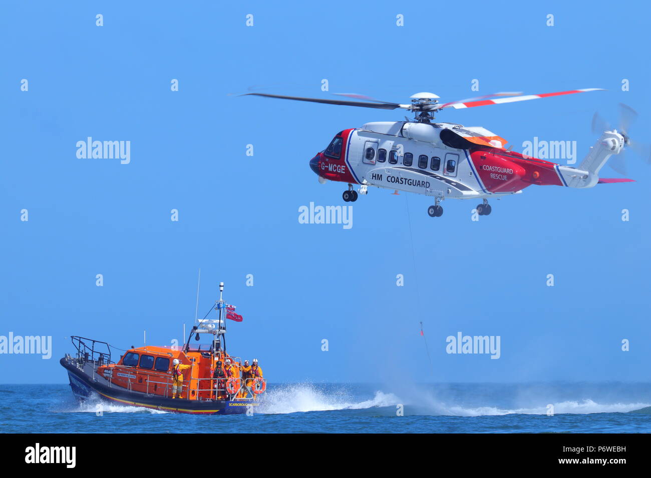 Un hélicoptère Sikorsky S-92 La mise sur un exercice d'entraînement avec le public de sauvetage de la RNLI de Scarborough au cours de la Journée des Forces Armées Nationales Banque D'Images