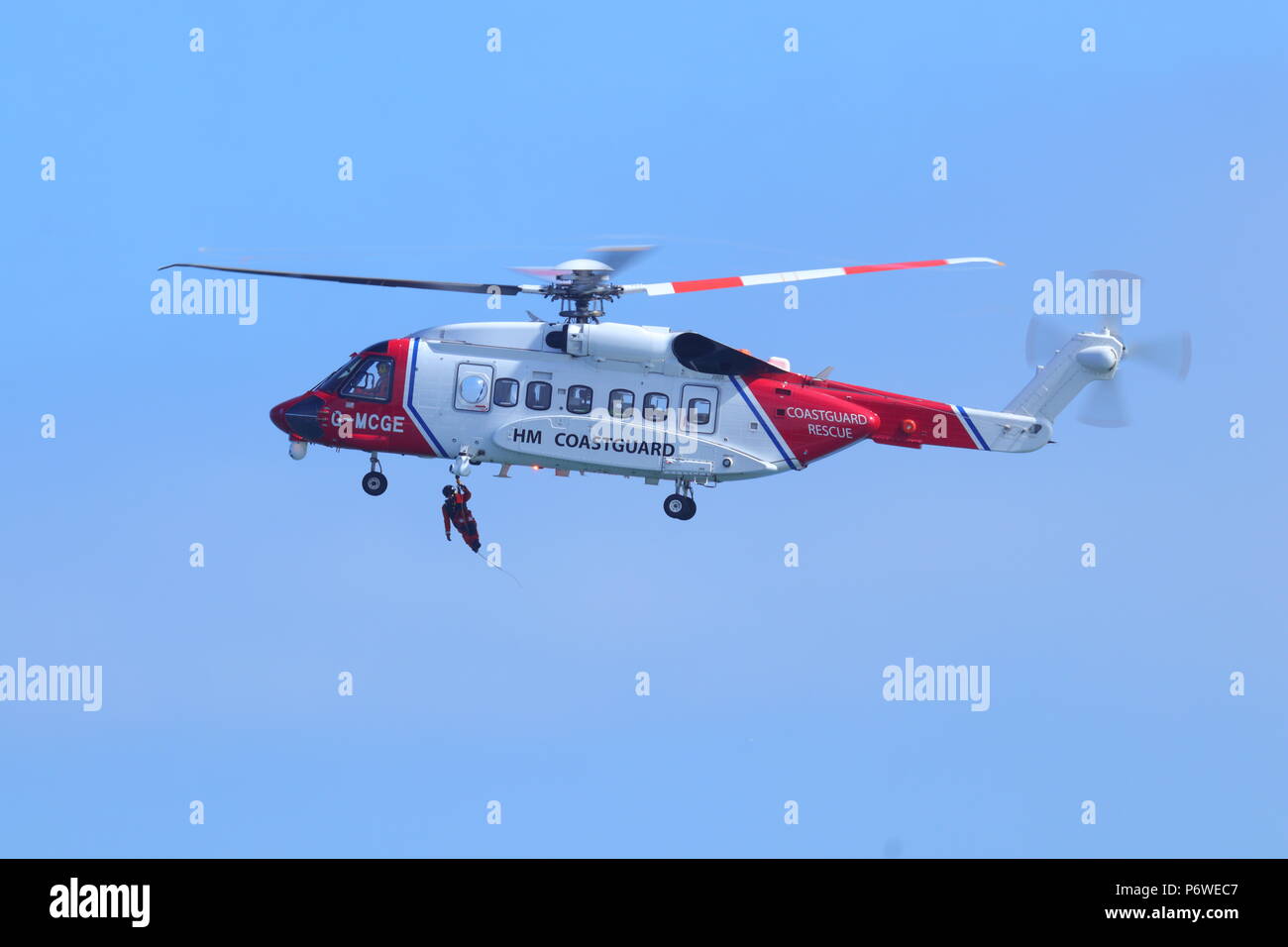 Un hélicoptère Sikorsky S-92 La mise sur un exercice d'entraînement avec le public de sauvetage de la RNLI de Scarborough au cours de la Journée des Forces Armées Nationales Banque D'Images