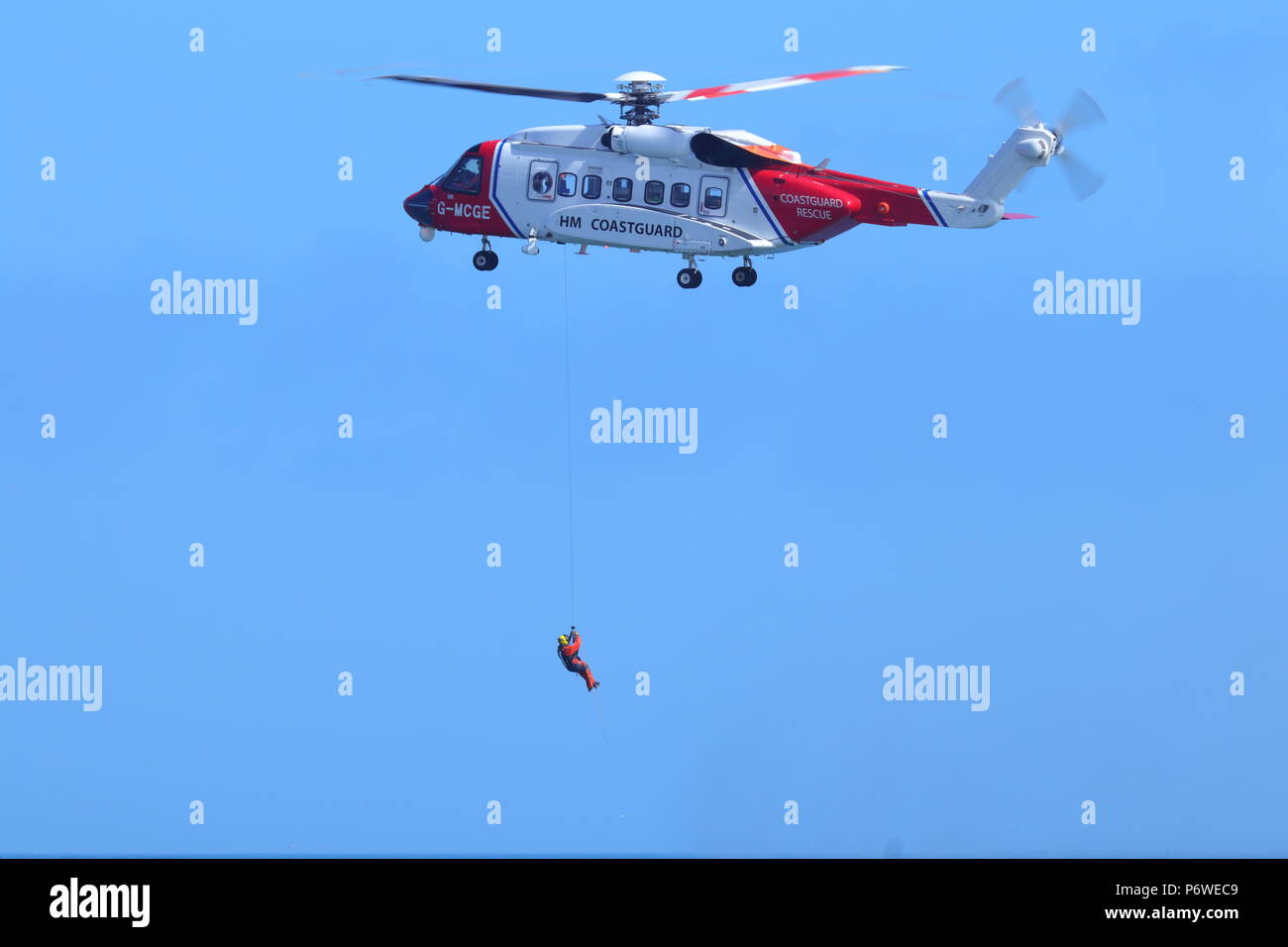 Un hélicoptère Sikorsky S-92 en mettant sur une fonction d'entraînement avec de la RNLI Scarborough au cours de la Journée des Forces Armées Nationales Banque D'Images Un hélicoptère Sikorsky S-92 en mettant sur une fonction d'entraînement avec de la RNLI Scarborough au cours de la Journée des Forces Armées Nationales Banque D'Images