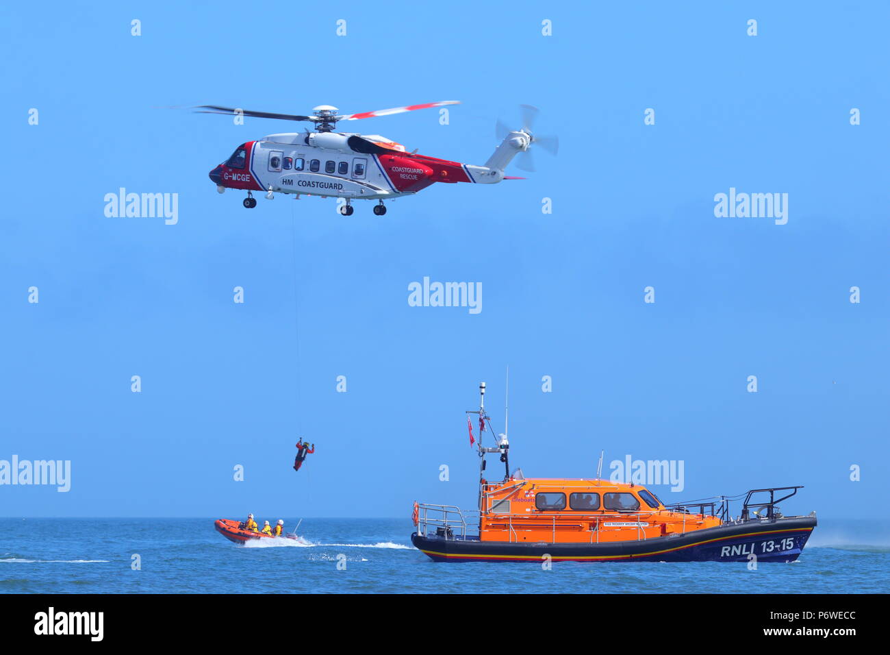 Un hélicoptère Sikorsky S-92 La mise sur un exercice d'entraînement avec le public de sauvetage de la RNLI de Scarborough au cours de la Journée des Forces Armées Nationales Banque D'Images Un hélicoptère Sikorsky S-92 La mise sur un exercice d'entraînement avec le public de sauvetage de la RNLI de Scarborough au cours de la Journée des Forces Armées Nationales Banque D'Images