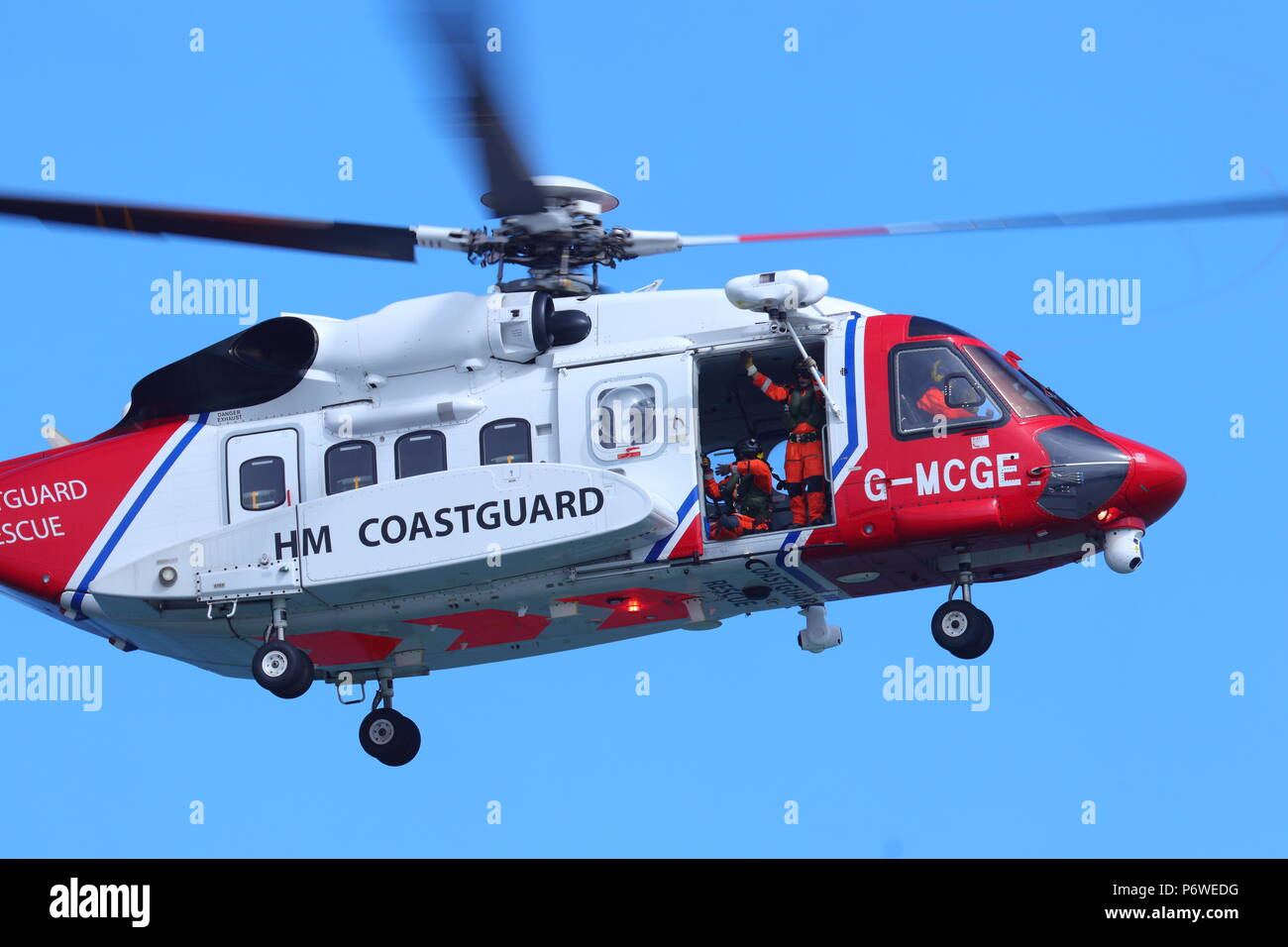 Un hélicoptère Sikorsky S-92 La mise sur un exercice d'entraînement avec le public de sauvetage de la RNLI de Scarborough au cours de la Journée des Forces Armées Nationales Banque D'Images