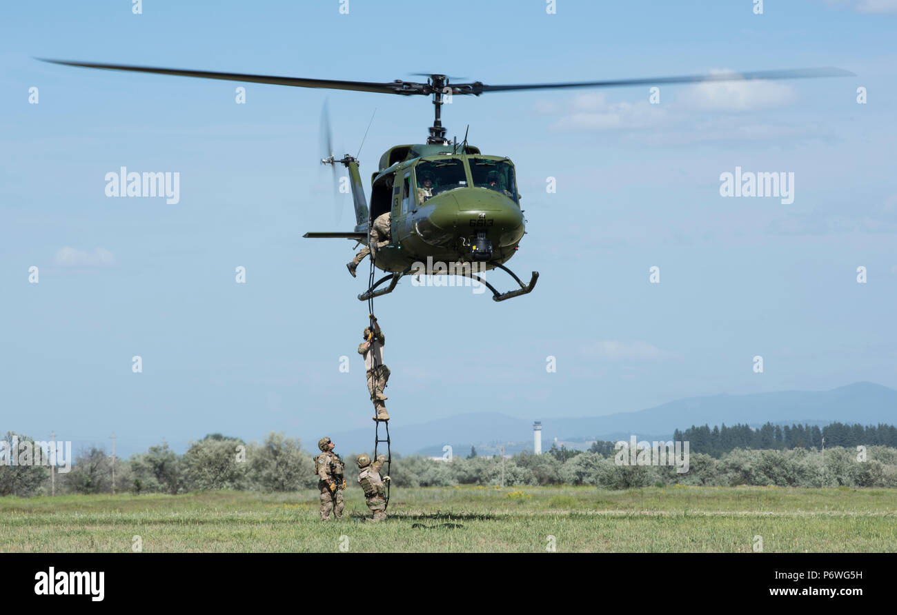 Pararescuemen de divers escadrons train avec le 68e Escadron de sauvetage, de pratiquer des procédures au sol à Fairchild Air Force Base, Alabama, le 25 juin 2018. Cette formation a eu lieu sur trois jours et a été menée en partenariat avec la 36e rq. (U.S. Air Force photo/Senior Airman Sean Campbell) Banque D'Images