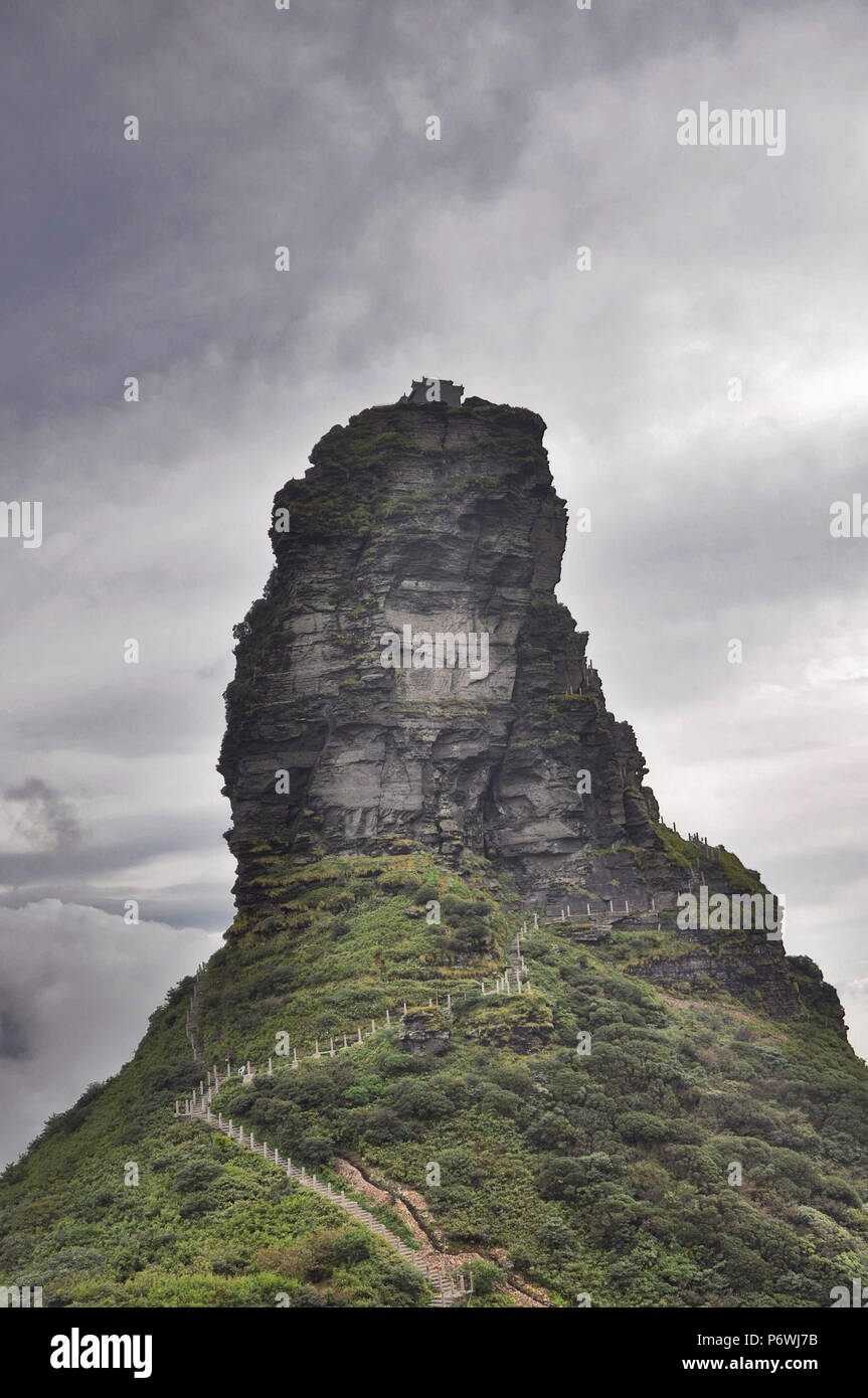 Tongren, Tongren, Chine. 3 juillet, 2018. Tongren, CHINE-Fanjing Mountain, situé à Tongren, dans la province du Guizhou en Chine du sud-ouest, a été ajouté à la liste du patrimoine naturel à la 42e session du Comité du patrimoine mondial à Manama, Bahreïn.Fanjing Mountain est à la maison à une variété d'animaux sauvages. En ce moment, 31 plantes menacées et 19 espèces animales menacées vivent dans cette zone protégée. La Chine a maintenant 53 sites inscrits sur la liste du patrimoine mondial de l'UNESCO. Crédit : SIPA Asie/ZUMA/Alamy Fil Live News Banque D'Images