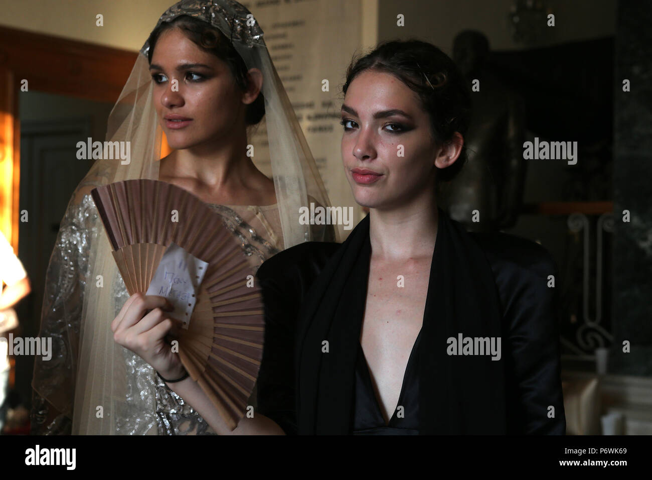 Nouveau Smyrnis, Grèce. 3 juillet, 2018. Attendre les modèles devant un backstage fashion show de nouveau Smyrnis, banlieue d'Athènes, Grèce, le 3 juillet 2018. Le spectacle a été présenté par designer grec Vasileios dans Kostetos Nouveau Smyrni, où un grand nombre de réfugiés sont arrivés et se sont installés dans le 1922 échange de populations entre la Grèce et la Turquie. Credit : Marios Lolos) (nxl/Xinhua/Alamy Live News Banque D'Images