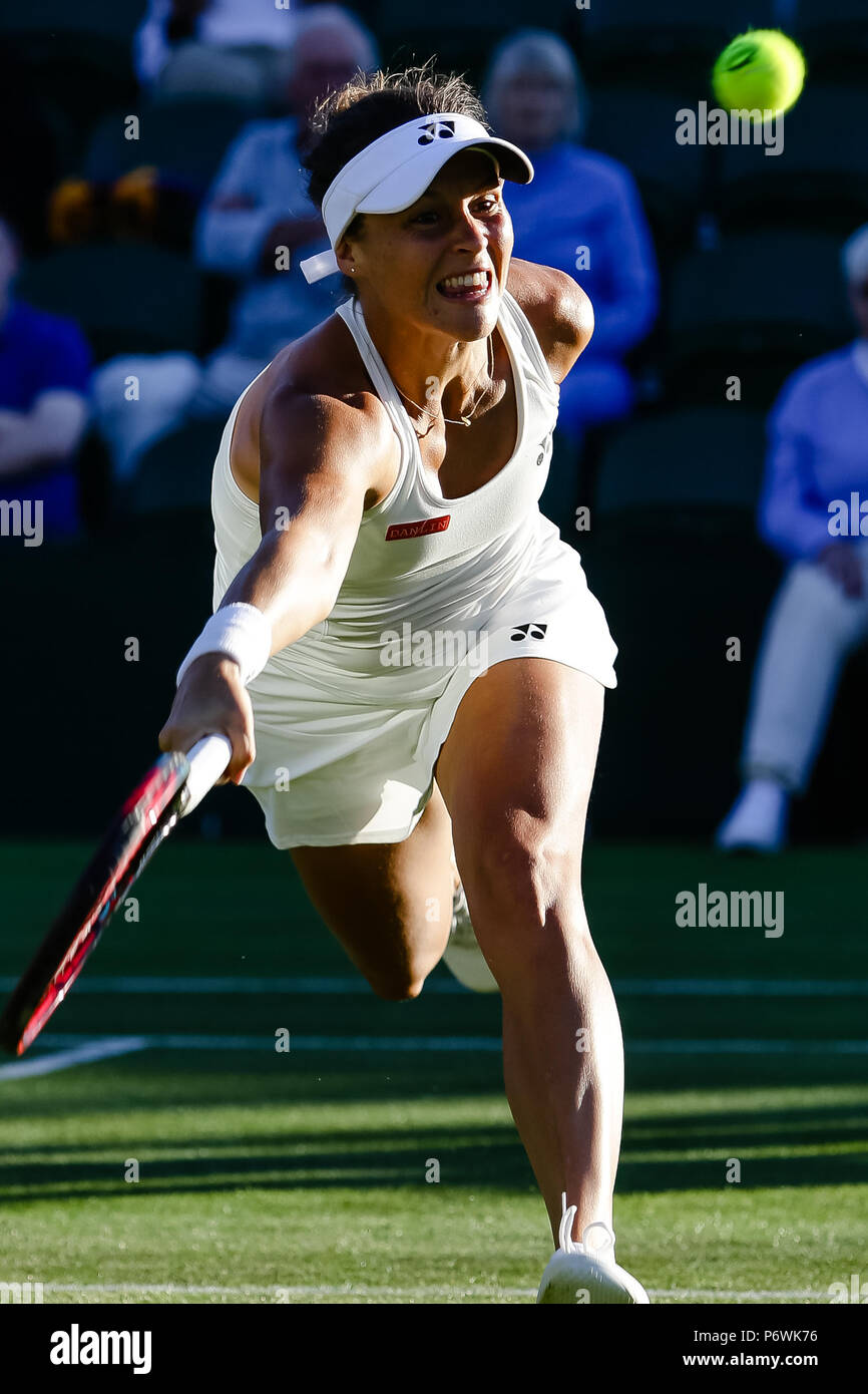 Londres, Royaume-Uni, le 2 juillet 2018 : Tatjana Maria de l'Allemagne élimine cinquième épépinés Elina Svitolina Pendant Jour 1 au tennis de Wimbledon 2018 au All England Lawn Tennis et croquet Club à Londres. Crédit : Frank Molter/Alamy live news Banque D'Images