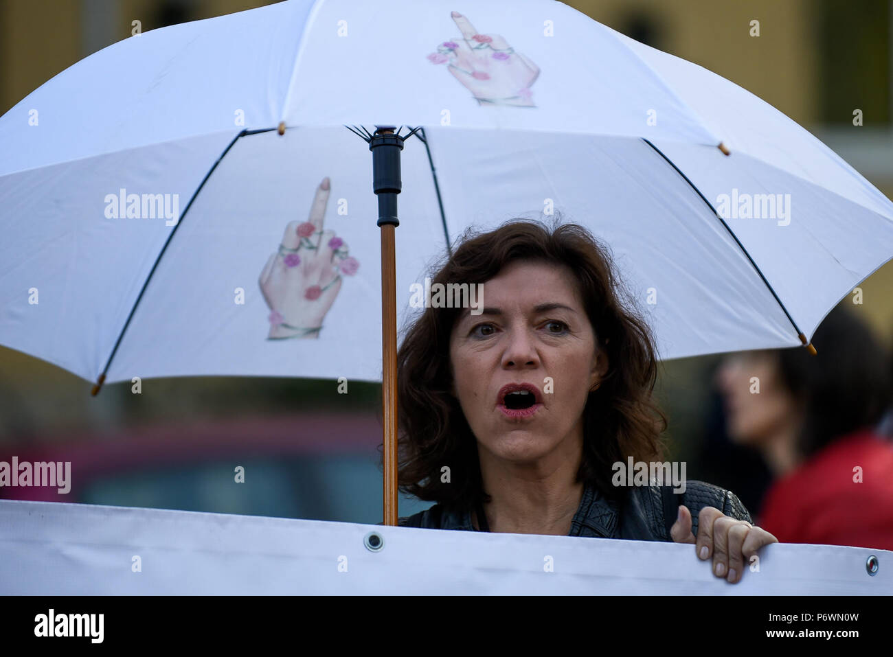 Une femme tient un parapluie au cours d'une manifestation contre un projet de loi pour serrer l'avortement à Cracovie. Aujourd'hui, 2 juillet, le Parlement polonais a dirigé l'élaboration de la loi sur l'interdiction de l'avortement en raison de l'inamovibles défauts du foetus à la commission. Banque D'Images