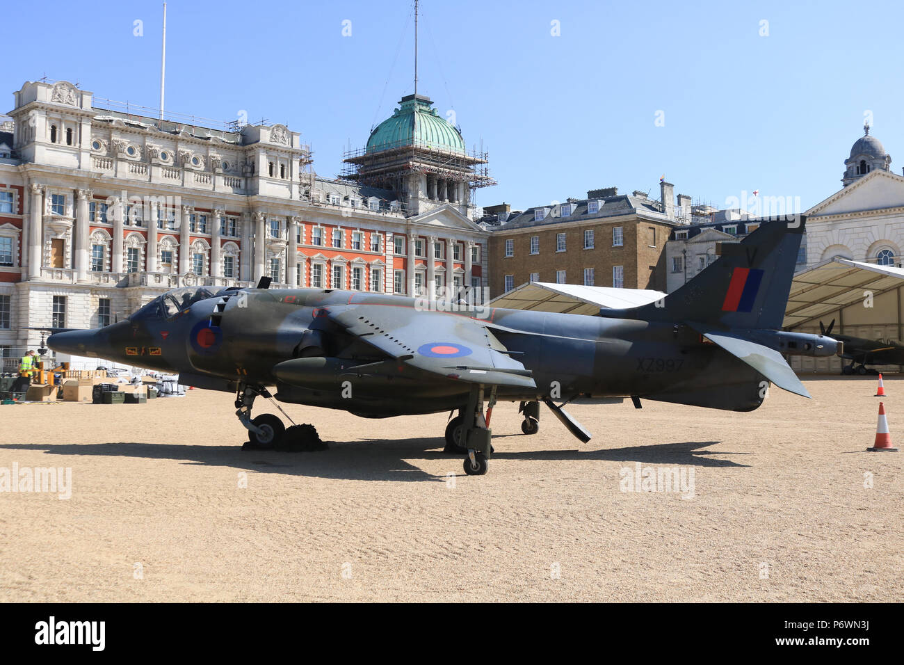 Londres, Royaume-Uni. 3 juillet, 2018. Divers 2 aéronefs Hawker Typhoon, et Sidderley à réaction militaires sont installés dans Horse Guards Parade dans le cadre de réparations pour le prochain centenaire anniversaire de la Royal Air Force Crédit : amer ghazzal/Alamy Live News Banque D'Images